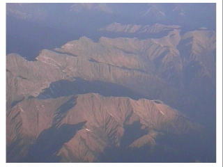 �l��Ȃ̎R���݁B�Ő��͉s������Ă����B