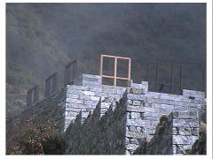 ���N����`�߂��A�ؐ��̃T�b�V�̎���ɐΕǂ�z���I