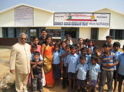 �}�}�^����̂�������͂����炱����̊w�Z�֊񑡂���Ă���B