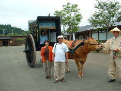 ���Ԃ̑O�ŁE�E