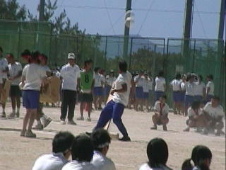 �z�C�I���܂�����Ă�IJuan pego una patada a la pelota