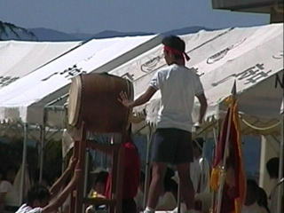 ���|�{�`���̑̑��A���ۂɍ��킹�ăn�C�IEl toca el tambor