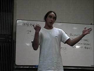 �ċx�݂̑O���́A����ƃR�����r�A�֋A�肽��������E�E�E�B