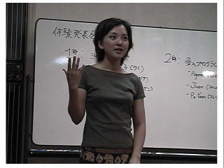 ���̓^�C�ֈ�N�Ԋw���w���܂����E�E�E�Bella habla de Thailand