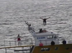 �ŏI�p�t�H�[�}���X�͂R���̊O�m�̔g�ɔ�э��ޓS��