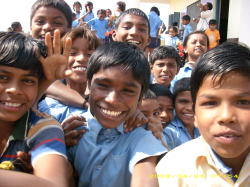 �O�ɏo���Ƃ���q��������������t���ė���