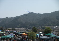 �����ɂ͒n�X���񂪃��[�^�[�p���ł��َq�𗎉��������𐷂�グ�ăX�^�b�t��������ӂ��ꂽ�B