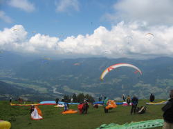 �T���A�̓p���̊J�������Ă���