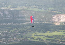 �ݕǂ�w�i�ɔ��