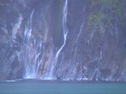 �ݕǂ��畬�o���Ă����