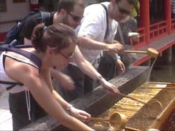 �������萅�ɐg�𐴂�