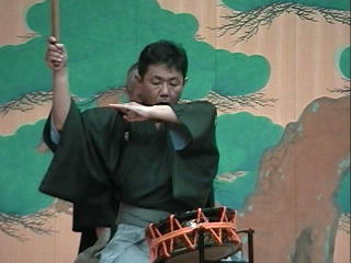 ���Ԃ̑��c����͏��߂đ��ۂɂ��o��