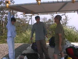 ���H�͂�΂�ʂ��ė��鐒�����B�^�]�ɔ��w�ؑ̑�