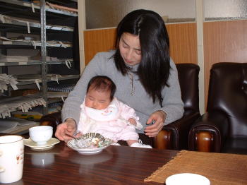 �Q�Ă���ԂɃ}�}���H�ׂ������