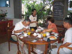 �z�e���ł̒��H