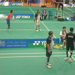 �������i