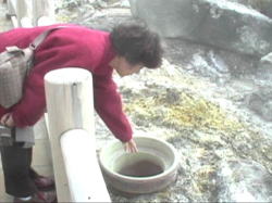 �y�ǂ��瓒�C���オ���Ă���